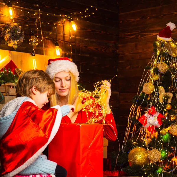 クリスマスを祝う兄弟姉妹。クリスマスの子供たち子供に贈り物を冬のクリスマスの感情. — ストック写真