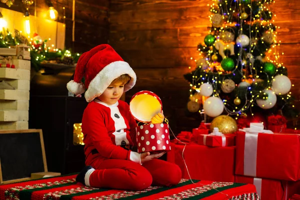 Schattig jongetje speelt met kerstversiering. Familie wintervakantie concept. Lieve baby, geniet van de kerst. Jeugdmomenten. Kerstboom. Kerstkinderdromen. — Stockfoto