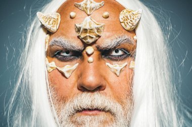 Şeytani iblisleri yakmak kötü güçleri çağırır ve cehennemi açar. İki kırmızı boynuz tutan yaşlı bir adam. Korkunç cadılar bayramı adamı. Evinde Boynuzlu Şeytan var, eski usul. Şeytan korku konsepti.