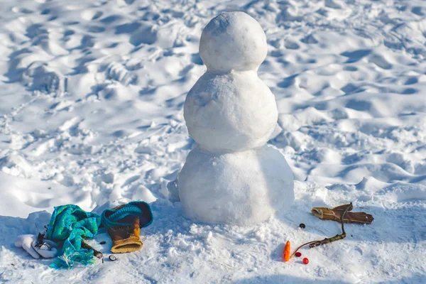 Делать снеговика и зимнее веселье. Новогодняя рождественская идея. Создание Снеговика на открытом воздухе - копировальное пространство . — стоковое фото