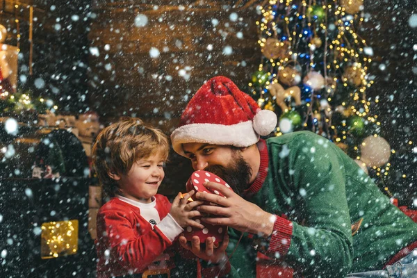 Feliz Ano Novo. Pai e filho usando a Internet. Pequeno Papai Noel e velho barbudo Santa usando laptop . — Fotografia de Stock