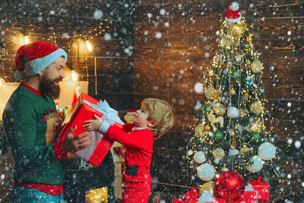 As crianças desfrutam das férias de Natal. Feliz pai e filho a decorar a árvore de Natal. Família de Natal. A manhã antes do Natal . — Fotografia de Stock