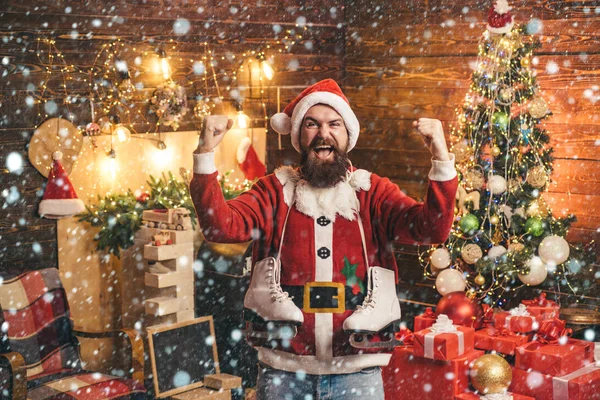 Hipster muž, vousatý Santa slaví Den díkůvzdání a Vánoce. — Stock fotografie