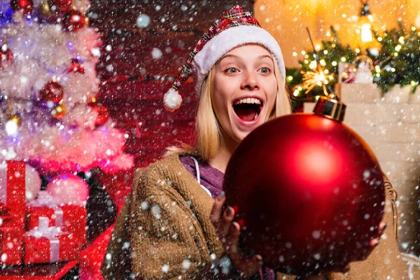 Hermosa mujer sonriente desea Feliz Navidad. Mujer de invierno con sombrero rojo de Santa. Vacaciones de invierno y concepto de personas . — Foto de Stock