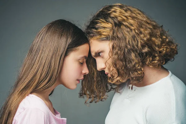 Jong verliefd stel genieten van elkaars gezelschap. Een paar verliefd. Sexy elegant koppel in de tedere passie. Man en vrouw krijgen seksueel genot van knuffelen. Fashion portret mooi sexy paar. — Stockfoto