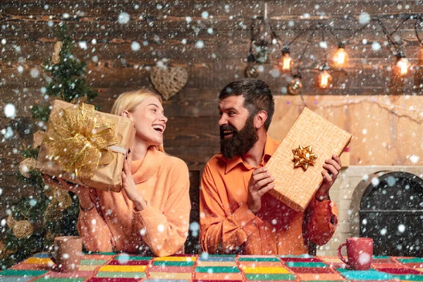 Festa de Natal. Emoções de presentes, pessoas Natal. Um casal apaixonado. Retrato de um jovem lindo casal sorridente. Casal de Natal . — Fotografia de Stock