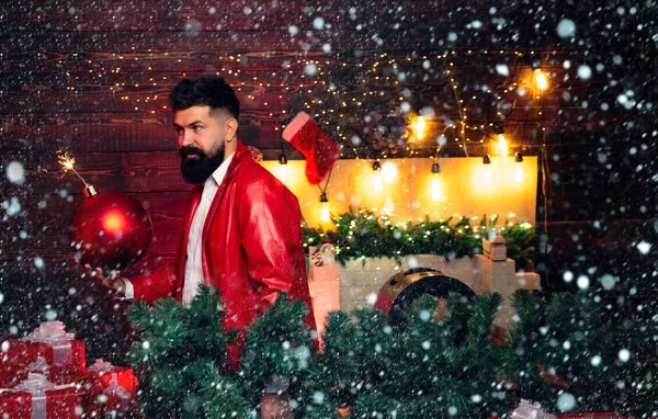 Hipster Babbo Natale. Spazio di copia testo bomba. Emozioni esplosive. Uomo di Natale in abito rosso moda tenere bomba. Natale Babbo Natale con bomba . — Foto Stock