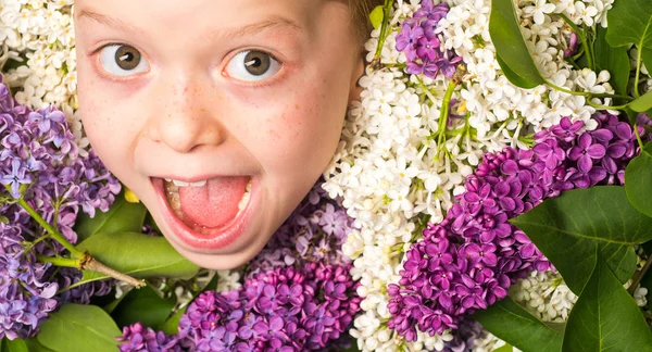 Menina criança animado, um retrato da bela menina da primavera em jardins floridos, jovem encantador modelo de primavera elegante, foto de moda ao ar livre da bela pré-escola jovem cercada por flores. Flor de primavera — Fotografia de Stock