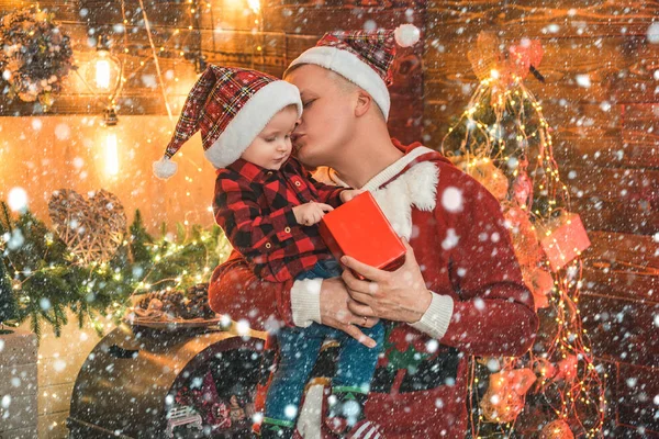 幸せなクリスマスファミリー。父は息子とクリスマスの贈り物を開いています。クリスマスだ家族の目標. — ストック写真