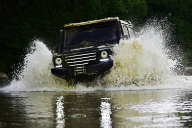 Dağların arasında bir kamyonet. Çamurda iz sürmek. 4x4 off-road SUV arabası. Offroad vagonu. Safari. Ralli yarışı.