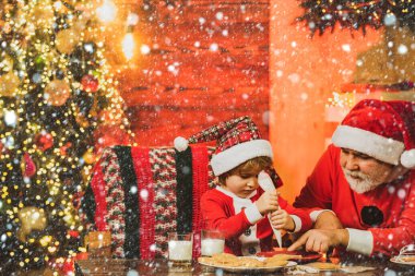 Noel aile pastanesi. Noel Baba yardımcısı. Noel kurabiyeleri. Noel Baba için süt ve kurabiye..