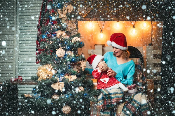 Matka se svým dítětem v rukou. Vánoce. Veselá vánoční rodina. — Stock fotografie