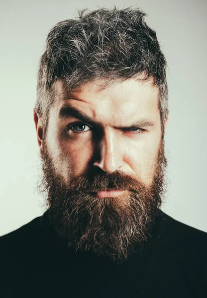 Homem barbudo sério e elegante. Um jovem bonito isolado. Close up retrato de severo cara barbudo quente com penteado elegante. Isolado sobre fundo cinzento. Estilo de vida conceito de pessoas. Homem barbudo. — Fotografia de Stock