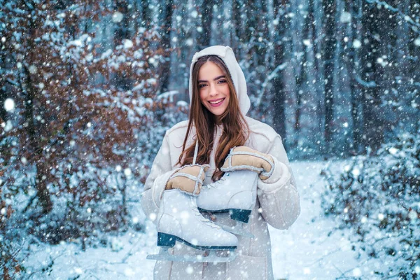 Images pour l'hiver. Beauté Winter Girl dans le parc d'hiver givré. Belle jeune femme riant à l'extérieur . — Photo