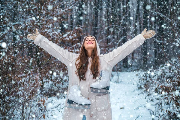 Folk i snö. Skönhet Vinterflicka i frostig vinterpark. Utomhus närbild porträtt av ung vacker flicka med långt hår. Kvinnans vinterporträtt. — Stockfoto