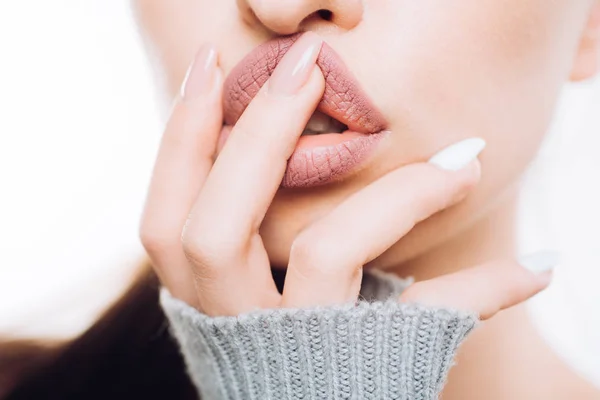 Lipverzorging en schoonheid. Goed geprepareerde nagels. Een deel van het vrouwelijke gezicht. Cosmetologie. Open mond met witte tanden. Witte achtergrond. Zachte lippen. Sexy. Schone huid. — Stockfoto