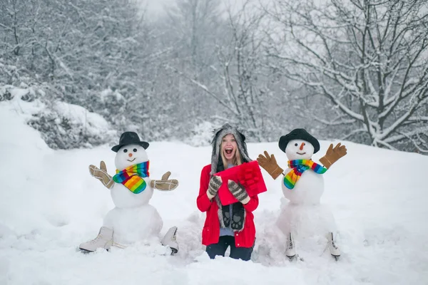 Mujer de invierno en el helado parque de invierno. Beauty Winter Girl en Frosty Park. Mañana de invierno . — Foto de Stock