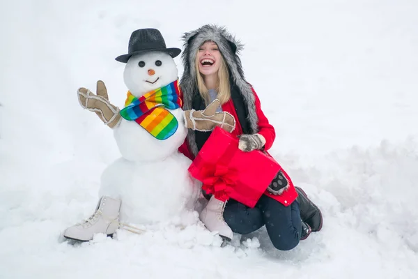 Hipster Chicas jugando con muñeco de nieve en la nieve Paisaje de invierno . — Foto de Stock