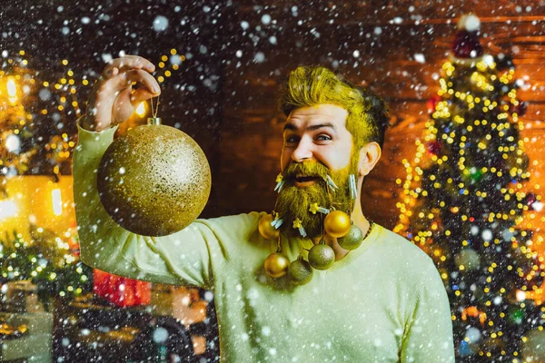 Funny Santa con bola de Navidad, adorno de oro. Santa graciosa. Emoción invernal. Holly alegre botín Navidad y noel . —  Fotos de Stock