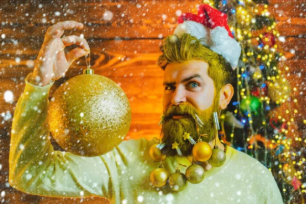 Weihnachtsstil für den modernen Weihnachtsmann. attraktive kaukasische bärtige Hipster. schöner, stylischer bärtiger Mann. — Stockfoto