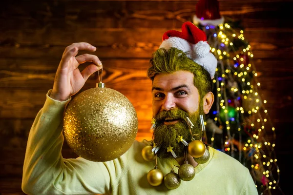 Porträtt av rolig Santa man inomhus med julklapp. Glad vintertid. Hem Julstämning. Santa poserar på vintage trä bakgrund. — Stockfoto