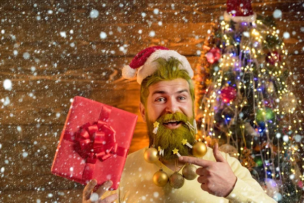 Regalos de entrega. Estilo de Santa Claus con una larga barba posando sobre el fondo de madera. Papá Noel barbudo - retrato de cerca . —  Fotos de Stock