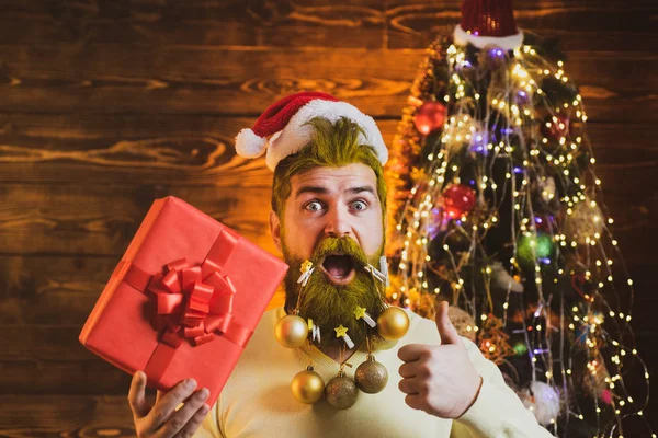Thème Vacances de Noël et nouvel an hiver. Portrait d'un Père Noël. Émotion hivernale. Père Noël avec une barbe blanche posant sur le fond en bois de Noël . — Photo