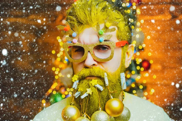Thema Weihnachtsferien und Winter-Neujahr. Männer in Winterkleidung. Weihnachtsmann wünscht frohe Weihnachten. — Stockfoto