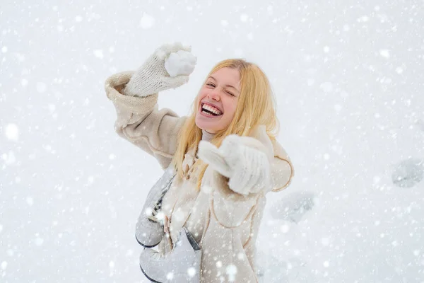 Upphetsad blond hår flicka jag vinterkläder utomhus. Vacker vinter kvinna som skrattar utomhus. Skönhet Joyful Girl ha kul i Winter Park. — Stockfoto