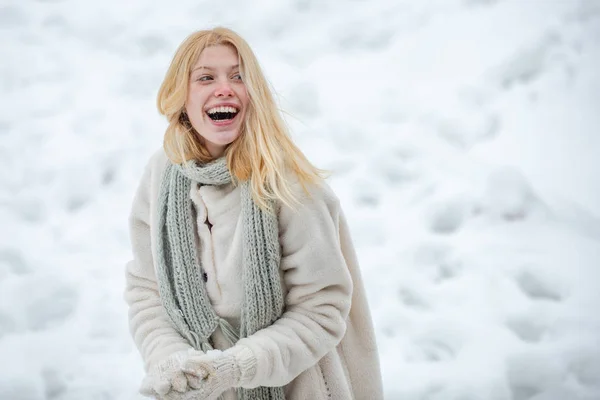 A kesztyűs lány tartja a hógolyót. Gyönyörű fiatal nő télen. A tél szezonja. Egy boldog nő portréja télen. Vidám lány a szabadban. — Stock Fotó