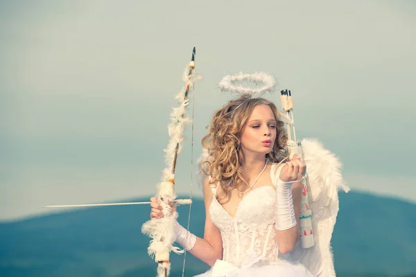 Tarjeta de San Valentín. Adolescente Cupido. Concepto de amor. Niña ángel contra el cielo soleado. Cupido lindo ángel con arco y flechas. El Dios del Amor — Foto de Stock