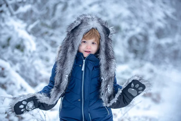 Petit Père Noël en hiver sur un terrain enneigé. Concept enfant hiver actif. Profiter de la nature hivernale . — Photo