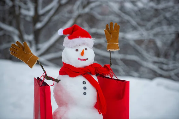 Los muñecos de nieve divertidos tienen un regalo de Navidad. Diseño de póster de vacaciones. Tarjeta de felicitación de Año Nuevo. Feliz Navidad y Feliz Año Nuevo. Feliz Navidad y feliz año nuevo tarjeta de felicitación con espacio para copias . — Foto de Stock