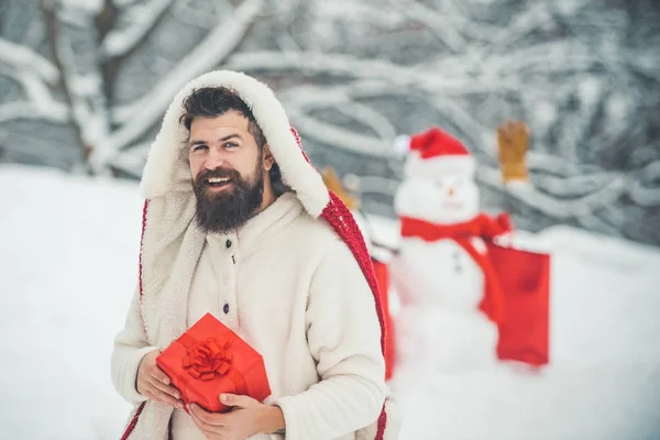 圣诞贺卡。 圣诞老人祝圣诞快乐。 冬天快乐。 圣诞降雪的背景上长着长胡子的时髦圣诞老人. — 图库照片