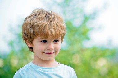 Duygusal çocuk dışarı çıkar ve yürümekten zevk alır. Dışarıda eğlenirken. Gülümseyen bir çocuğun portresi. Duygusal bir çocuk. Yüzünde duygular var. Çocuk dışarıda oynuyor. Doğada bir çocuk. Komik çocuk..