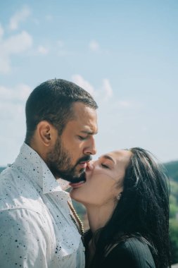 Isır. Siyah ve beyaz. Tişörtsüz adam ve güzel zayıf kadın tutkuyla öpüşüyorlar..