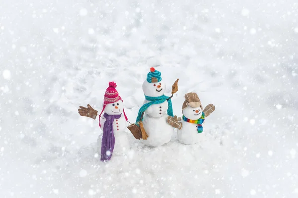 Gelukkige winter sneeuwpop familie. Moeder Snow-vrouw, vader Snow-Man en Kid wensen Merry Christmas en Happy New Year. Merry Christmas en Happy New Year wenskaart met kopie-ruimte. — Stockfoto