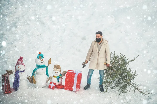 Venta de Navidad y descuentos. Estilo de Santa hipster con una larga barba posando sobre el fondo de nieve de Navidad . — Foto de Stock