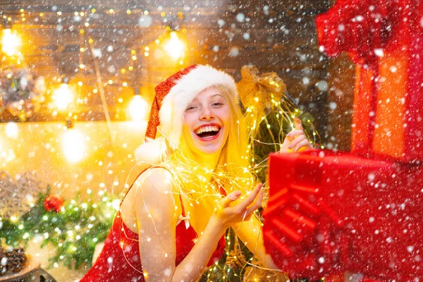 Celebração de Natal de lingerie sexy. Ame a paz e a alegria por todo o ano. Chapéu de Papai Noel menina em casa perto da árvore de Natal. lingerie vermelha para o Natal. Menina erótica sexy comemorar o ano novo e Feliz Natal — Fotografia de Stock