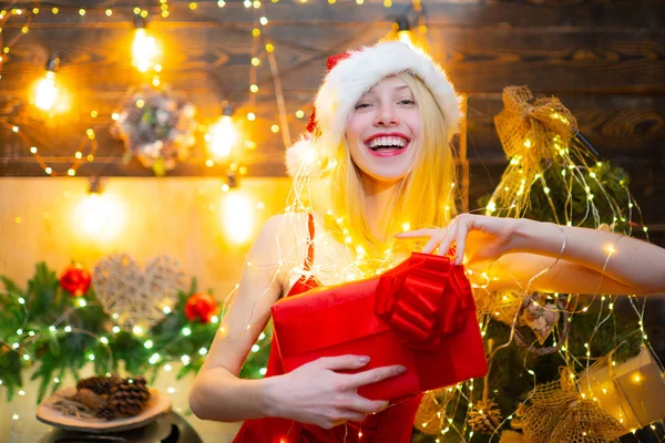 Feliz Natal sorridente menina com caixa de presente de Natal. Conceito de férias. Mulher sexy em Santa hat. — Fotografia de Stock
