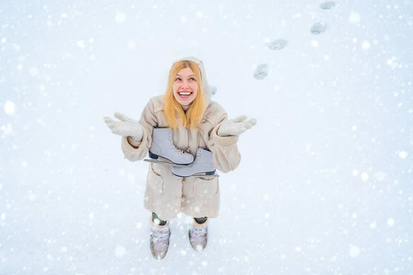 Atividades de inverno ao ar livre nos fins de semana com tempo frio. Mulher engraçada de inverno com patinação no gelo. Beleza Joyful Model Girl rindo e se divertindo no parque de inverno . — Fotografia de Stock