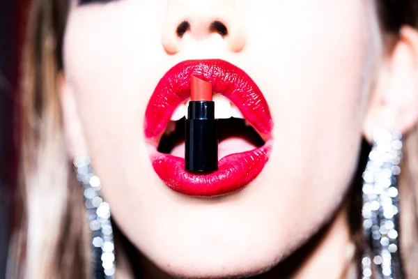 Chica boca abierta de cerca con lápiz labial rojo. Belleza cara femenina. Maquillaje y cosméticos. Alta resolución. Retrato estilo Vogue. Lápiz labial o brillo labial . — Foto de Stock