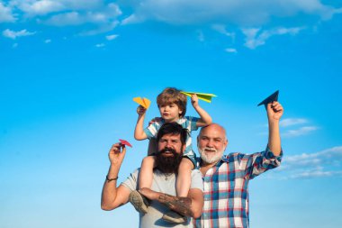 Baba ve oğul dışarıda eğleniyor. Çok nesildir. Kağıt uçakla seyahat eden çocuk pilot. Aile üyeleri..