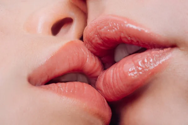 Μεγάλα χείλη. Κλείσε το στόμα σου. Ομορφιά και μόδα. Κλείστε τα στόματα των γυναικών που φιλιούνται. Νεαρή γυναίκα κοντά. Διαφήμιση και εμπορική σχεδίαση. Σέξι χείλη. Το λεσβιακό ζευγάρι φιλάει χείλη. Επαγγελματική σύνθεση. — Φωτογραφία Αρχείου