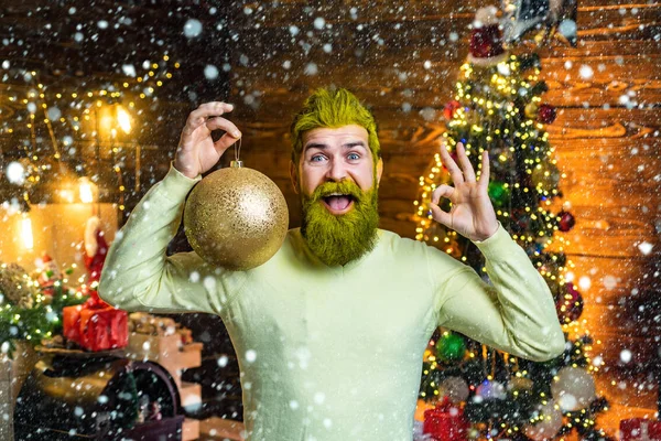 Santa far med vitt skägg poserar på julen trä bakgrund. Glad Santa klädd i vinterkläder tänka på jul nära julgran. Julinredning och hemkänsla. — Stockfoto