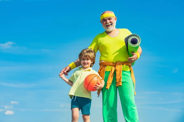 Felice famiglia amorevole. Allenamento per anziani nel centro di riabilitazione. Salute stile di vita allegro . — Foto Stock