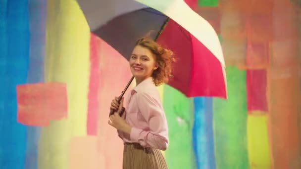 Vrolijk modemeisje dat gek wordt, een raar gezicht trekt en danst. Geluksvrijheid en liefdesconcept voor Lgbt. Vrouwelijke regenboog. — Stockvideo