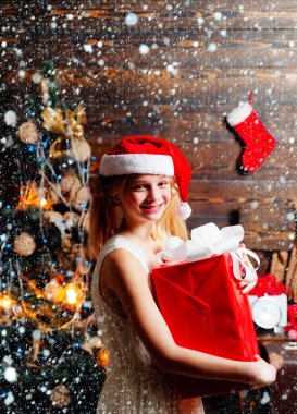 Sevimli küçük kız Genç kapalı Noel ağacı süsleme. Noel çocuklar. Dekoratif oyuncak baloda Noel ağacı tarafından mutlu küçük kız portresi. Genç Noel.