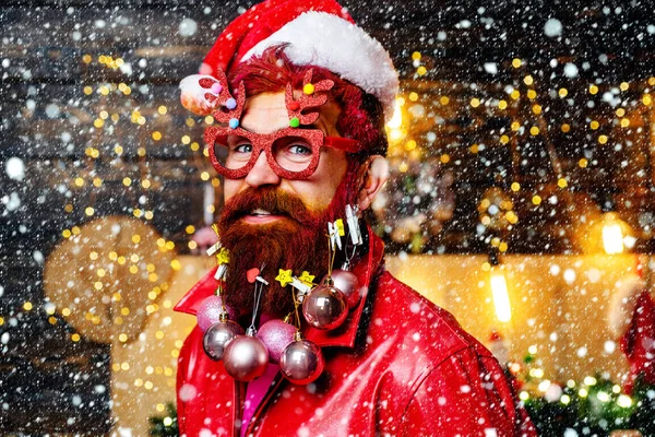 Père Noël avec une barbe blanche posant sur le fond en bois de Noël. Homme barbu s'amuser près de l'arbre de Noël à l'intérieur. Nouvel an Noël concept . — Photo