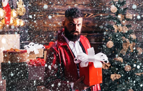 Der bärtige moderne Weihnachtsmann wünscht frohe Weihnachten und ein gutes neues Jahr. Neujahrsgeschenkbox. Weihnachtsmann mit Weihnachtsgeschenken. — Stockfoto